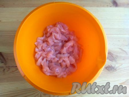 Выложить подготовленное филе в миску для маринования.