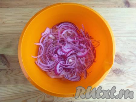 Лук очистить от шелухи, нарезать тонкими полукольцами и выложить поверх мяса.