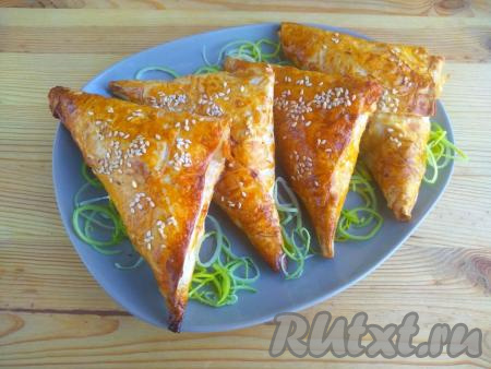 Выпекать самсу из лаваша с начинкой из мясного фарша в разогретой духовке при температуре 180 градусов до золотистого цвета (около 25 минут). Готовую самсу&nbsp;переложить на тарелку для подачи, украсить зеленью.