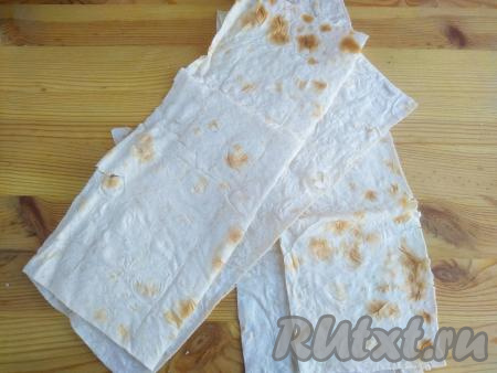 Лист лаваша разрезать на 4 части шириной около 7-8 см.