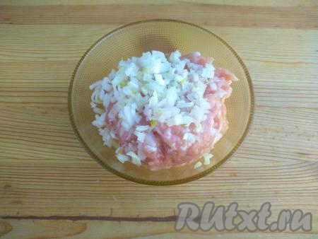 Фарш выложить в миску для перемешивания, добавить очищенную и мелко нарезанную луковицу.