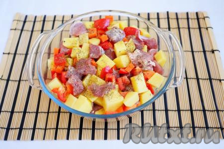 Соединяем кусочки свинины, картошку, болгарский перец и морковь в ёмкости, пригодной для запекания. Перемешиваем, солим, перчим, добавляем по вкусу любимые специи. Не забываем на дно формы положить лавровый листик и пару горошин чёрного перца.