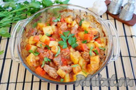 Спустя час картофель уже стал мягким, но кусочки ещё остаются правильной формы. Достаём жаркое из духовки. В блюде образовалось достаточно много сока, его, конечно можно оставить, но я предпочитаю сливать. После этого берём оставшийся томатный соус, добавляем 1 столовую ложку муки, тщательно размешиваем, чтобы не было комочков и вводим в жаркое. Теперь жаркое из свинины с картошкой нужно перемешать, затем накрыть крышкой и вновь отправить в духовку, но уже на 15 минут. Используя этот метод, вы получите более густой соус, который будет обволакивать кусочки картофеля, овощей и мяса.