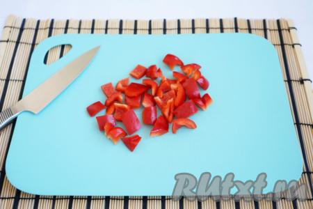 Болгарский перец моем, обсушиваем бумажными полотенцами, освобождаем от сердцевины и семян, нарезаем&nbsp;кусочками.