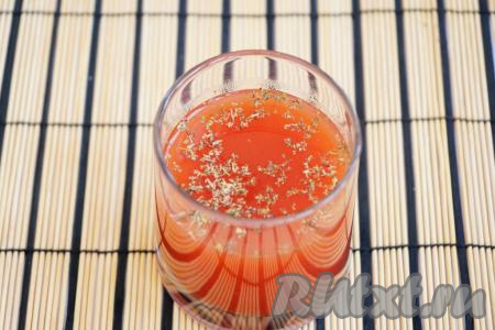 Приступаем к приготовлению соуса, для этого соединяем 2 столовые ложки томатной пасты и 100 мл воды, перемешиваем, добавляем соль и специи. После этого половину соуса отправляем в ёмкость для запекания к мясу, картошке, морковке и перцу, а вторую половину соуса пока отставляем в сторону. Накрываем форму со свининой и овощами крышкой и ставим в духовку, предварительно разогретую до 190 градусов, на 1 час. Если у вашей формы нет крышки, можно накрыть фольгой. Главное, чтобы жидкость не испарялась из блюда, а жаркое томилось в собственном соку.