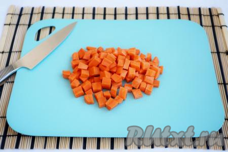 Мясо отставляем в сторону и начинаем заниматься овощами. Моем и очищаем морковь, нарезаем её на небольшие кубики.