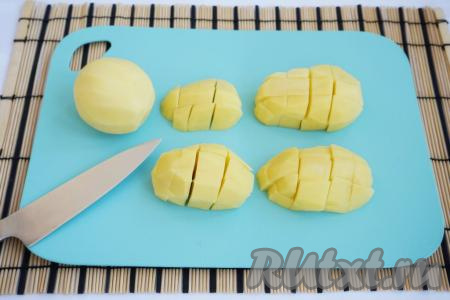 В последнюю очередь чистим и нарезаем на кубики картофель.