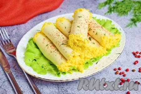 Рулетики из плавленного сыра пластинками с начинкой