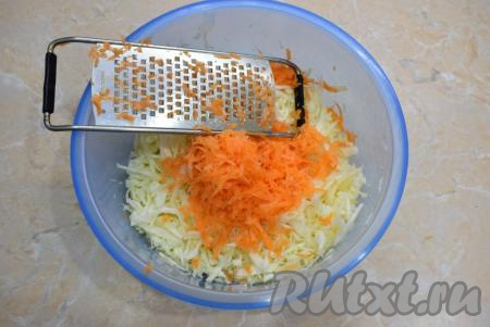 Морковь очистите от кожуры, ополосните в проточной воде от загрязнений и натрите на мелкой (или средней) тёрке. Натирать можно сразу же в чашу к капусте.
