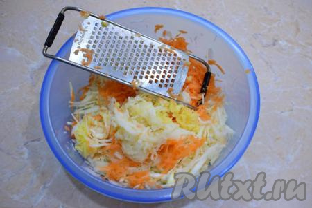 Яблоко (для этого салата лучше брать кисло-сладкое яблочко) очистите от кожуры и сердцевины с семечками, а затем натрите в чашу с морковкой и капустой. 