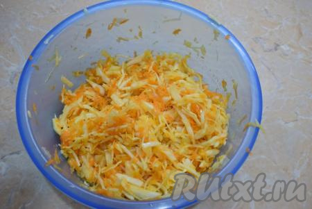 Все ингредиенты хорошо перемешайте, попробуйте салат на вкус. Возможно, понадобится добавить чуть соли или сахара.