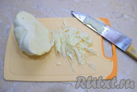 Для приготовления салата лучше выбирать более сочные сорта капусты. С кочана снимите 2-4 верхних листа. Отрежьте от кочана грамм 250 капусты, тонко нарежьте.