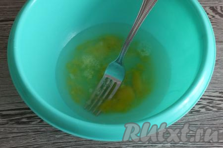 Приготовление пельменей начните с замешивания теста, для этого в миску разбейте яйцо, влейте воду, добавьте соль, перемешайте.