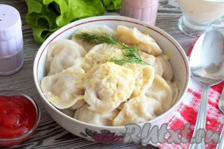 Готовые наивкуснейшие пельмени подавайте с бульоном или без него. При подаче не забудьте посыпать натёртым сыром и зеленью. Ароматные, с тонким сливочным вкусом пельмешки&nbsp;с начинкой из сыра и мяса, непременно понравятся и вам, и вашим близким!