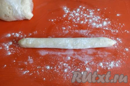 Теперь можно приступать к лепке пельменей. Достаньте тесто из холодильника, разделите его на 3, примерно, равные части. Присыпьте слегка рабочую поверхность мукой, скатайте одну часть теста в жгутик средней толщины.&nbsp;