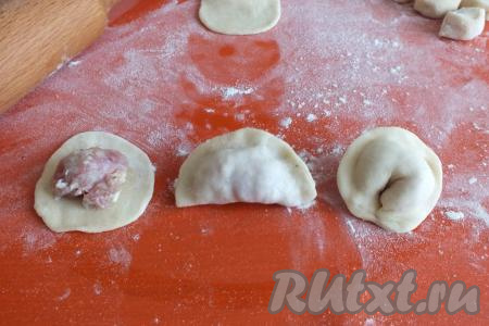 В центр каждой лепёшки выложите 1 чайную ложку сырно-мясного фарша и залепите края каждой лепёшки, формируя пельмени, как на фото. Таким образом слепите пельмешки из всего теста.