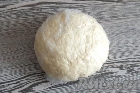 Замешанное пельменное тесто должно получиться в меру тугим, не липнущим к рукам, хорошо держащим форму, поместите его в пакет и уберите на время, пока будете делать начинку (ориентировочно, минут на 20).