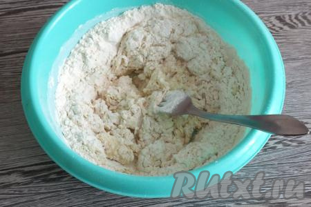 Добавьте грамм 200 муки, вначале перемешивайте вилкой, замешивая пельменное тесто. Когда тесто начнёт собираться в комочки, подсыпьте немного муки и замешивайте руками. Муку добавляйте постепенно. Возможно, её потребуется чуть больше.&nbsp;