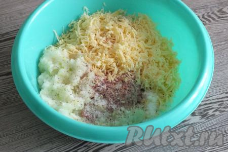 Очищенный лук натрите на мелкой тёрке, переложите в миску с фаршем (фарш можно взять покупной, а можно приготовить фарш, пропустив через мясорубку кусочки мяса), добавьте натёртый сыр, соль и чёрный молотый перец по вкусу.