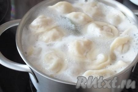 Чтобы отварить пельмени, вскипятите в кастрюле воду с добавлением соли и лаврового листа, уменьшите огонь до среднего. Затем выложите пельмени и варите их после всплытия 10 минут при минимальном кипении.