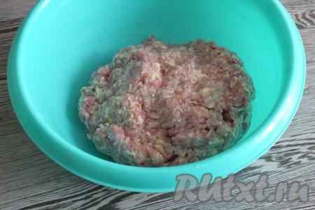 Очень хорошо перемешайте фарш и сырно-мясная начинка для пельменей готова.&nbsp;