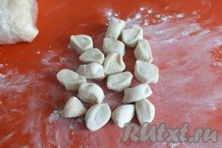 Нарежьте жгутик на кусочки шириной около 1,5 см. Присыпьте каждый получившийся кусочек теста щепоткой муки и обваляйте в муке, чтобы кусочки теста не слиплись.