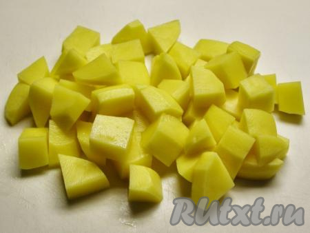 Пока варится курица, моем и очищаем от кожуры картошку. Нарезаем её кубиками (или брусочками) среднего размера и на некоторое время кладём в холодную воду.