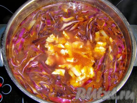 По прошествии времени добавляем кусочки курицы, доводим суп до кипения, затем огонь уменьшаем и варим на слабом огне, примерно, 3-5 минут.