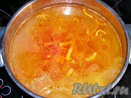 В кастрюлю с бульоном и отваренной картошкой выкладываем обжаренные лук с морковью, болгарским перцем и томатной пастой.