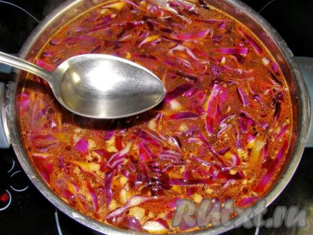 По желанию, можно добавить в щи с краснокочанной капустой 1 столовую ложку лимонного сока, благодаря которому блюдо приобретёт более яркий, красный цвет. Даём щам закипеть, уменьшаем огонь и варим 10 минут.