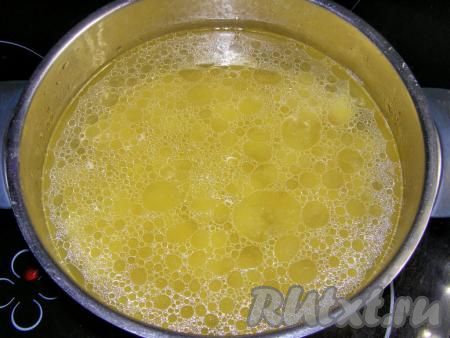 Когда бульон сварится, вынимаем из него кусочки курицы, оставляем немного остыть, бульон процеживаем через марлю (или ситечко). Перекладываем в бульон нарезанный картофель и ставим на сильный огонь. После закипания огонь уменьшаем и продолжаем варить на слабом огне до мягкости картошки (минут 15-20).