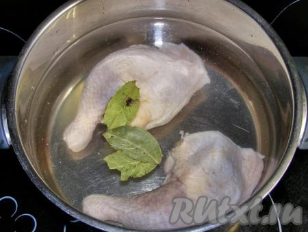 Сначала сварим бульон. Если вы хотите, чтобы щи получились более наваристыми, можно взять целую курицу. Я, для того чтобы щи получились боле лёгкими, использовала для приготовления бульона 2 куриных окорочка. Кусочки курицы моем холодной водой, затем кладём в кастрюлю и заливаем 3 литрами свежей холодной воды, добавляем соль, лавровый лист, по желанию, можно положить чёрный и душистый перцы горошком, ставим на сильный огонь. Доводим до кипения, а затем, уменьшив огонь до минимального, варим 30-50 минут (продолжительность варки зависит от размера кусочков мяса и от возраста курицы, готовность можно проверить, проколов кусок курицы около кости, если выделяется прозрачный сок, без кровяных примесей, значит бульон уже готов). Когда кусочки курочки будут готовы, снимаем с огня.