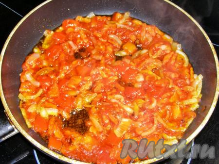 Тушим овощи на слабом огне минут 5 под закрытой крышкой, затем снимаем с огня.