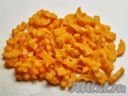 Морковь чистим и нарезаем тонкими брусочками (или натираем на крупной тёрке). Я нарезала морковь фигурным ножом.