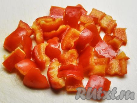 Болгарский перец разрезаем пополам, удаляем семена с плодоножкой, споласкиваем холодной водой и нарезаем кубиками.