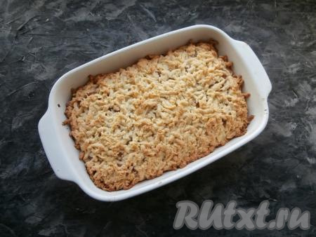 Выпекать тёртый пирог с творогом и вареньем в предварительно разогретой духовке при температуре 180 градусов, примерно, 30-35 минут.