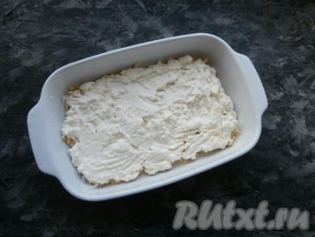 Поверх теста выложить творожную массу.
