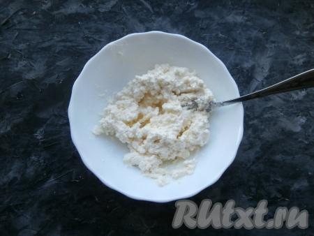 Тщательно перемешать и творожная начинка для песочного пирога готова.