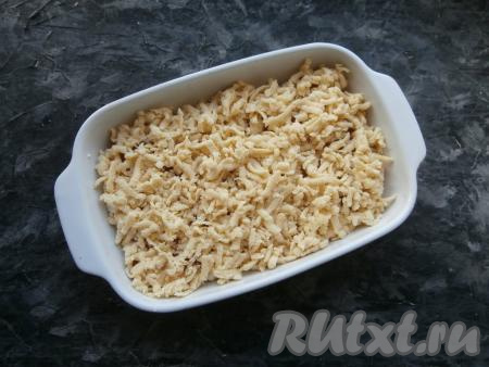 Закрыть равномерно начинку второй частью теста, натёртой на тёрке.