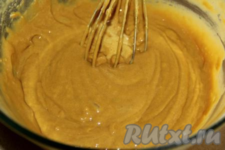 Тесто для приготовления медового бисквита получится воздушным и лёгким, не очень густым.