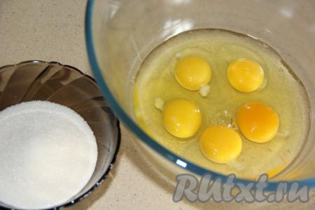 Яйца соединить с оставшимися 100 граммами сахара.