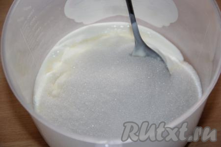 Для приготовления крема соединить сметану и сахар, перемешать и оставить его минут на 15. С консервированных фруктов (можно взять например, консервированные персики или ананасы, я использовала смесь консервированных экзотических фруктов) слить сок (он нам потребуется для пропитки). Фрукты нарезать на кусочки.