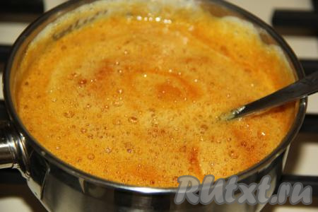 Масса увеличится в объёме, станет пышной и воздушной. Дать медовой массе слегка остыть.