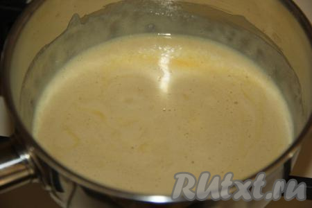 Как только масса закипит, снять сотейник с огня и добавить соду, перемешать и оставить на 5 минут.