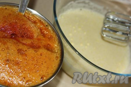 Влить медовую массу в яичную массу.