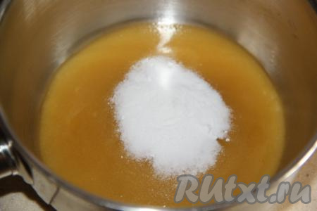 Вначале испечём медовый бисквит, для этого нужно в сотейнике соединить мёд и 100 грамм сахара, поставить на огонь чуть ниже среднего и довести массу, помешивая, до кипения.