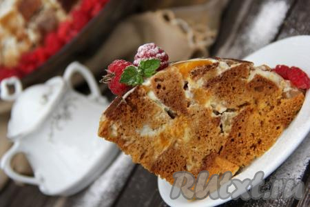 Посмотрите, какой красивый, влажный, нежнейший в разрезе медовый торт со сметанным кремом. Благодаря медовому бисквиту, приготовленному в мультиварке, выпечка получается необыкновенно вкусной и ароматной!