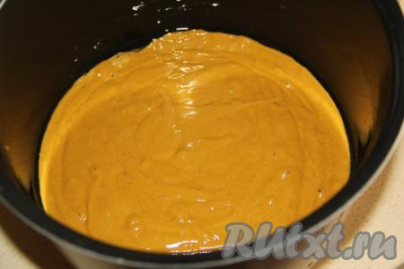 Чашу мультиварки смазать сливочным маслом и выложить тесто в чашу, крышку мультиварки закрыть.