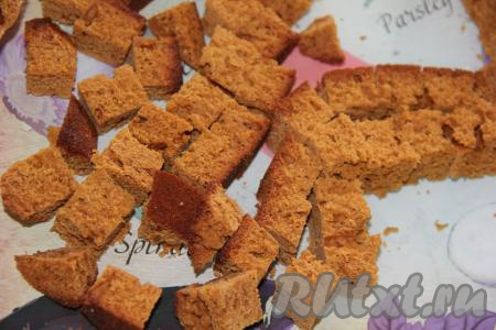 Остывший бисквит нарезать на кубики размером, примерно, 2 см х 2 см или 3 см х 3 см.&nbsp;