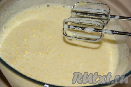Взбить яйца с сахаром с помощью миксера в течение 7-10 минут (до получения светлой и пышной массы).